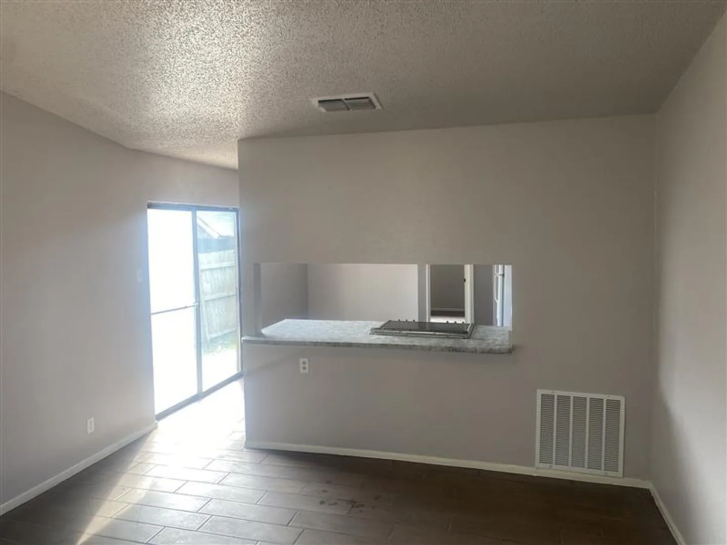 Updated 3/2 duplex with a 2 car garage — Photo 4