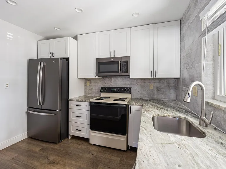 1450 N Riverside Dr #101 — Photo 3