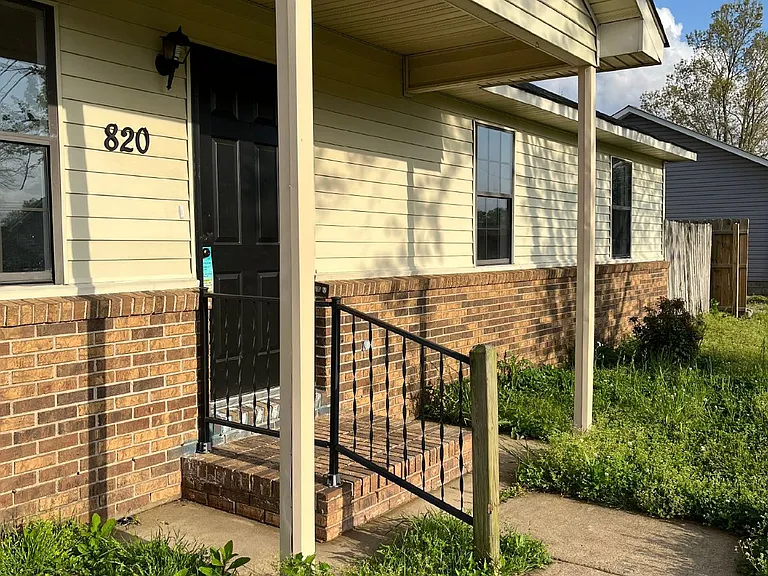 820 Smith Ave — Photo 1