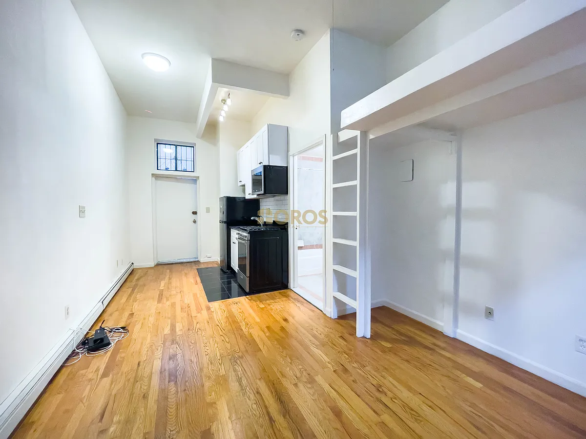 Building Photo - 283 E 7th St #1C