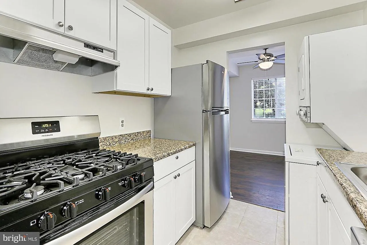 1533 Colonial Dr — Photo 4