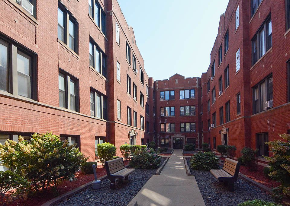 1st image of 3937 N Janssen Ave APT 3E