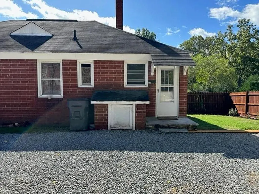 215 Carson Ct — Photo 2