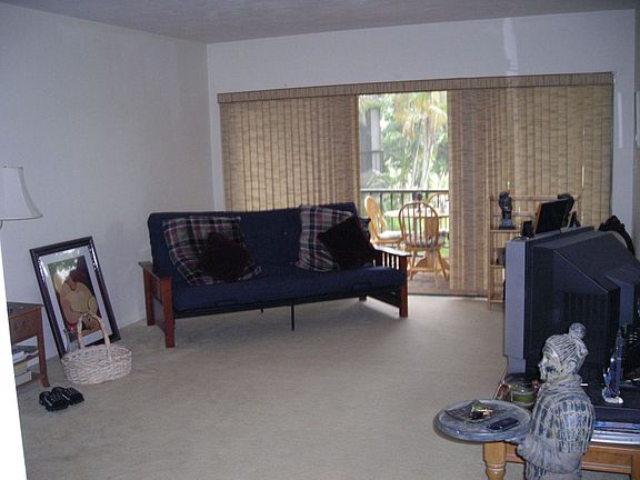 LARGE LIVING ROOM AREA