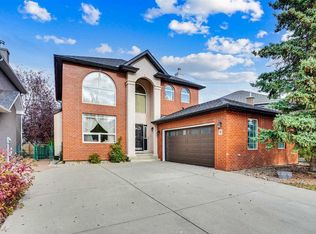 38 Strathridge Cres SW, Calgary, AB T3H3R9