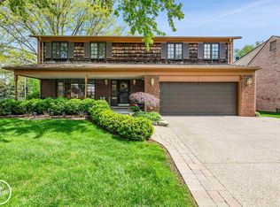 1182 Edmundton Dr, Grosse Pointe Woods, MI 48236