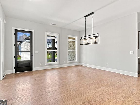 3rd image of 886 Keystone Dr