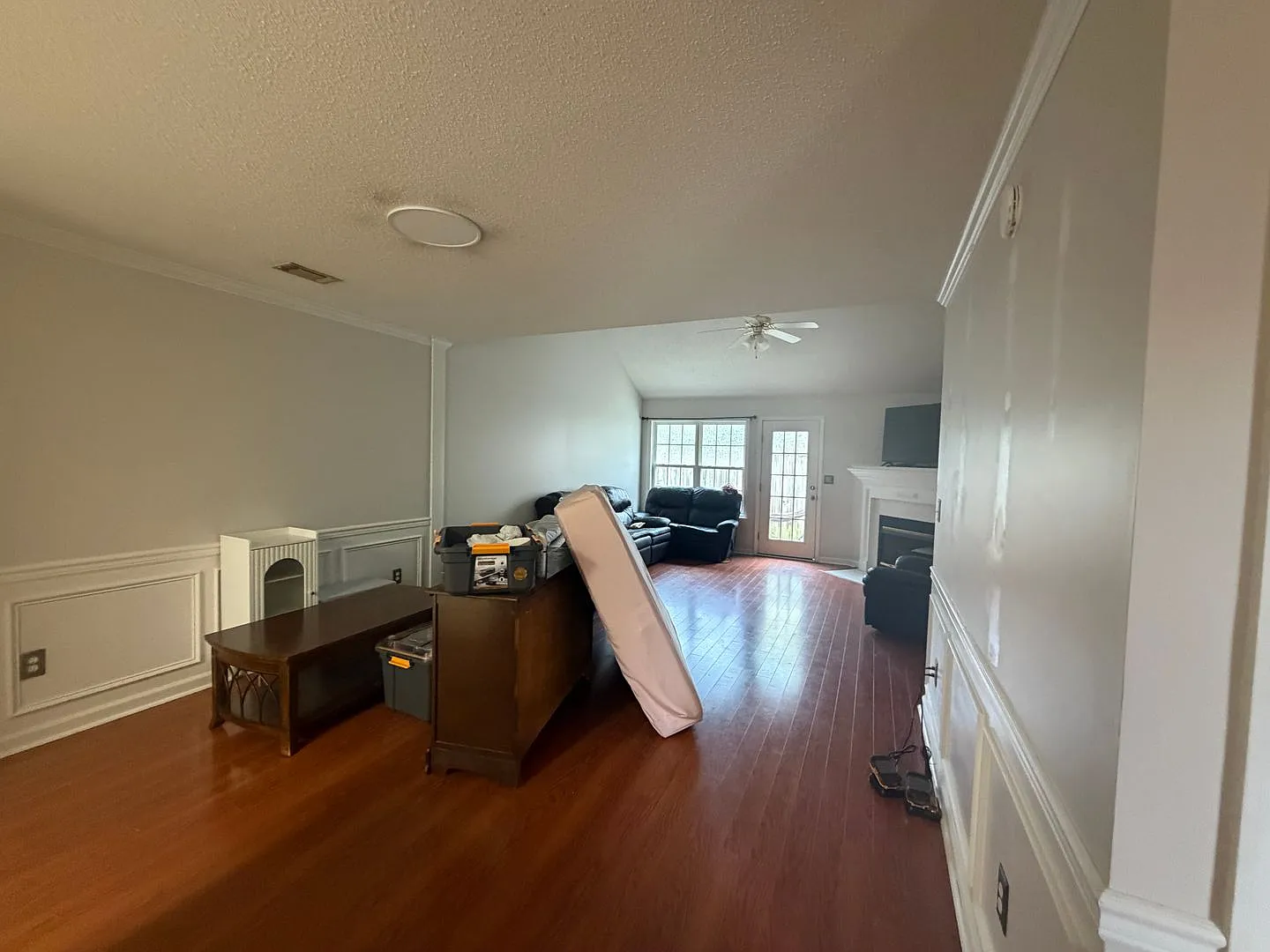 Large 2 Bedroom,2 Bath with fenced yard — Photo 3