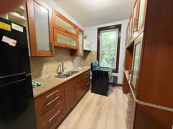 5th image of 100 Cornelia St #3