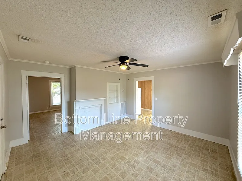 2 bed, 1.0 bath, 870 sqft, $1,050 — Photo 3