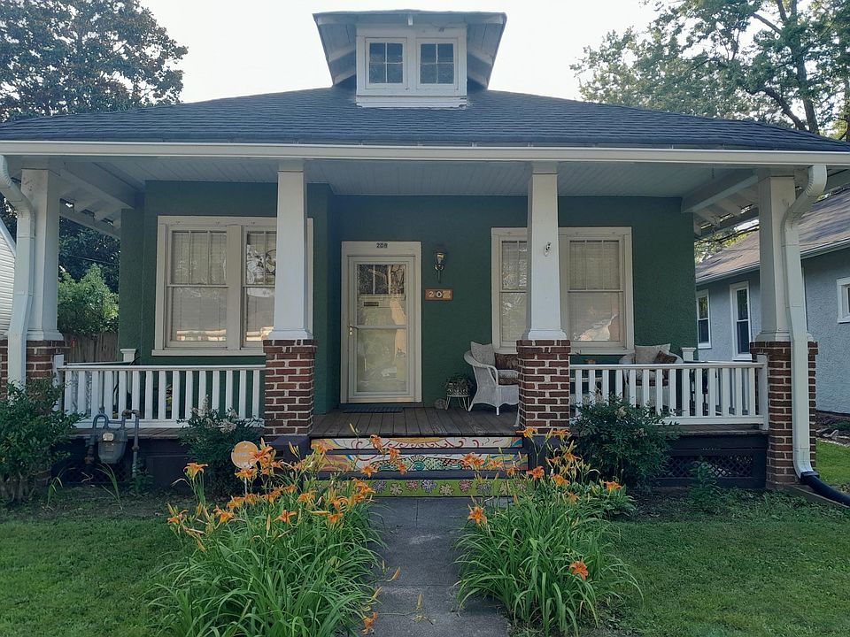 1st image of 208 W Blake Ln