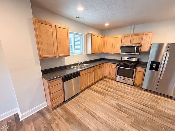 2nd image of 2615 Boulevard Pl