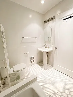 Rented by Coldwell Banker Warburg | media 13