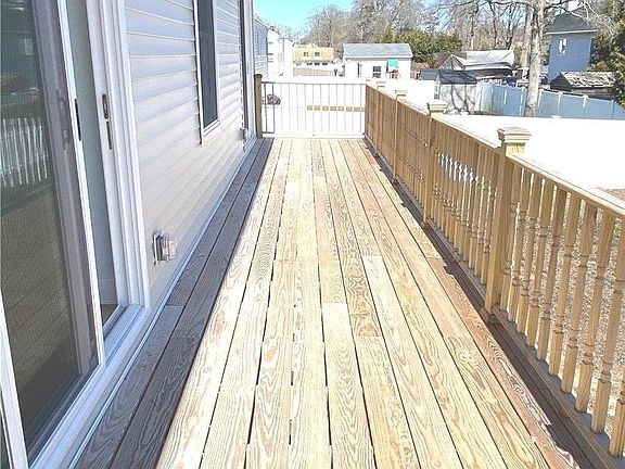4th image of 205 Bayview Ave