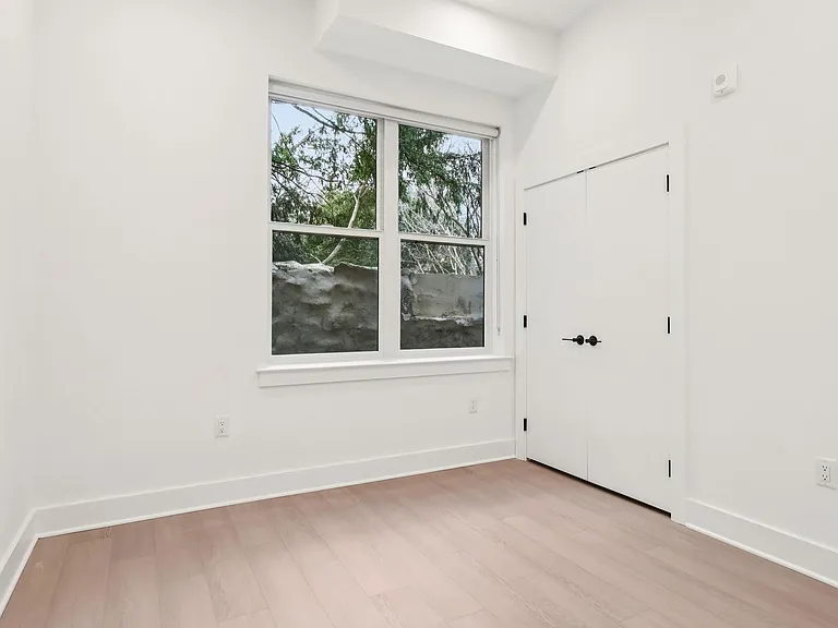 20 West — Photo 370