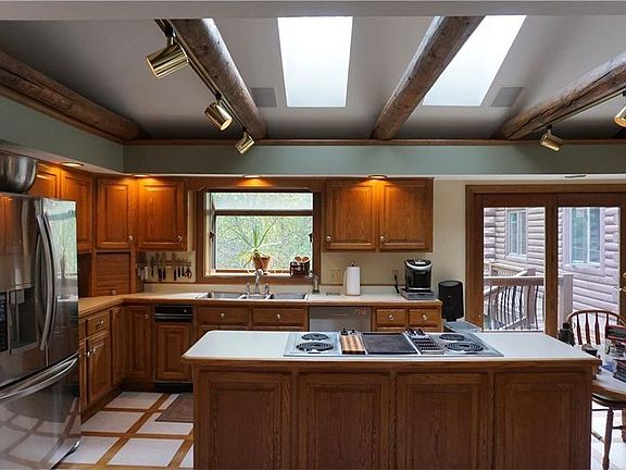 Lrg kitchen, lots of storage