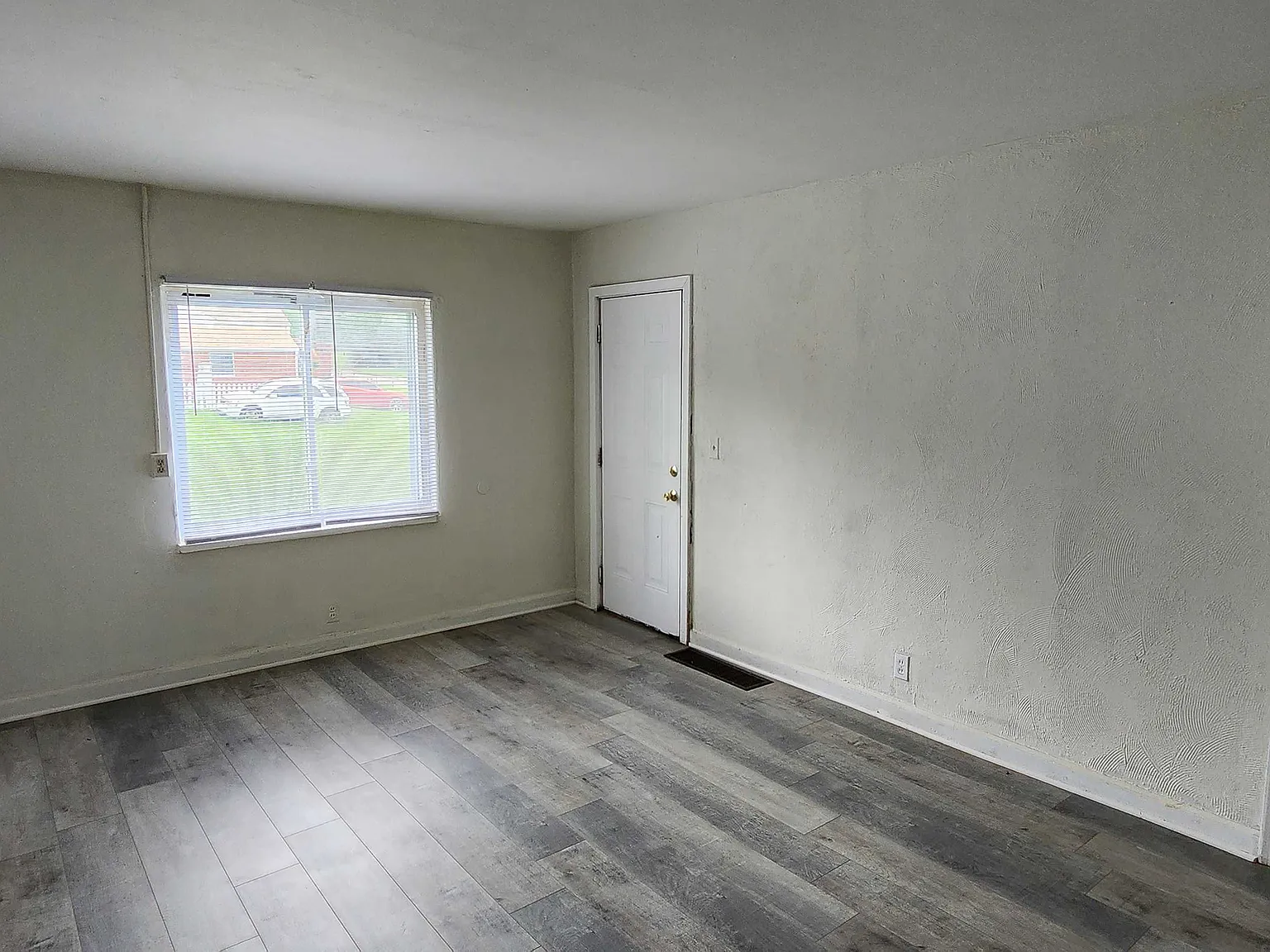2706 Oxford Ave — Photo 3