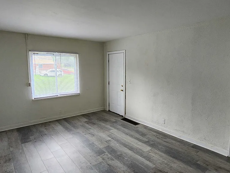 2706 Oxford Ave #4 — Photo 3