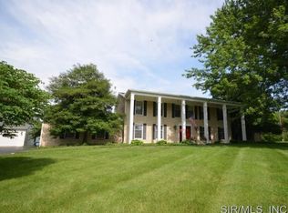 4 Country Club Ln, Glen Carbon, IL 62025