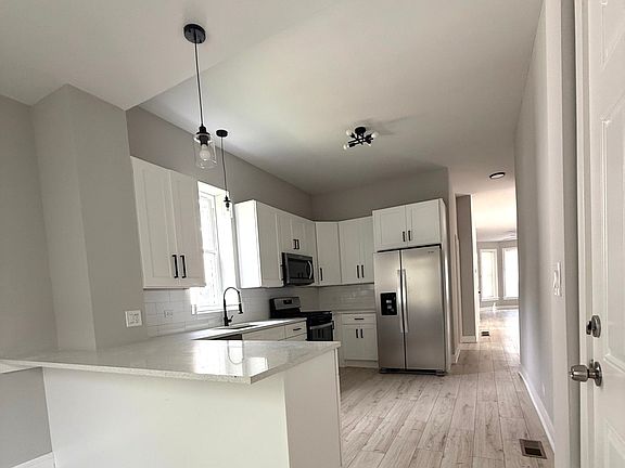 5th image of 6946 S May St