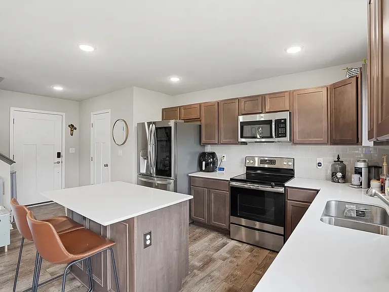 725 17th St SE — Photo 2