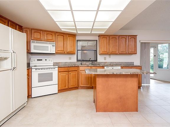 3rd image of 2975 Meadow Wood Dr