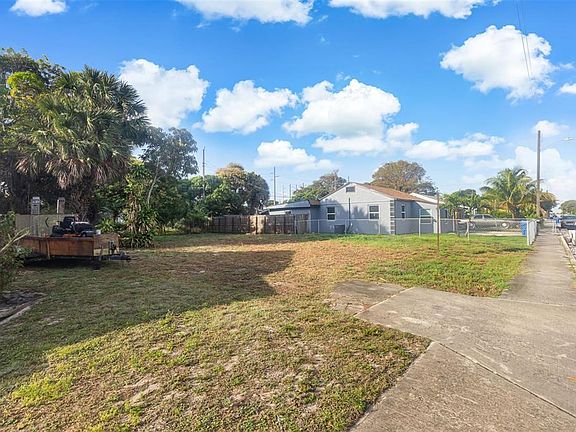 3rd image of 555 W 2nd Street