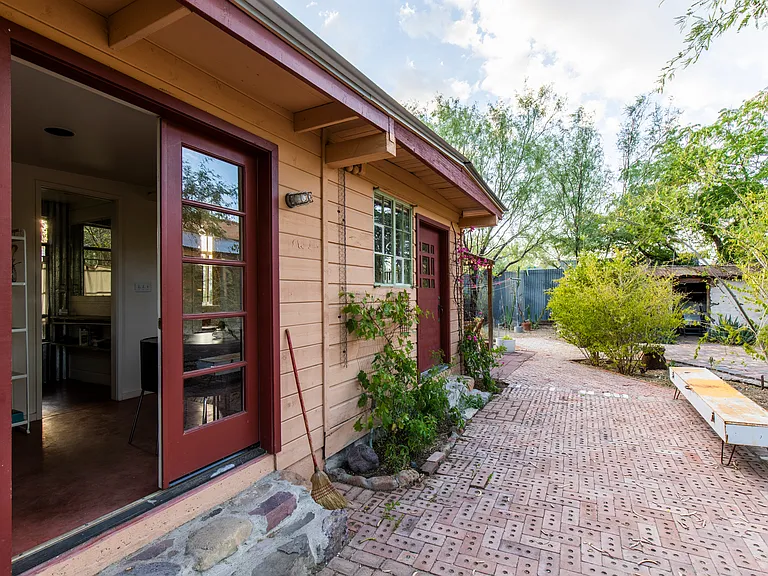 828 S Russell Ave — Photo 4