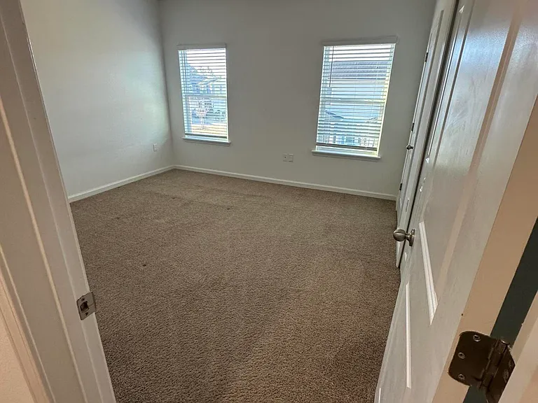 136 Pinebury Ln — Photo 10