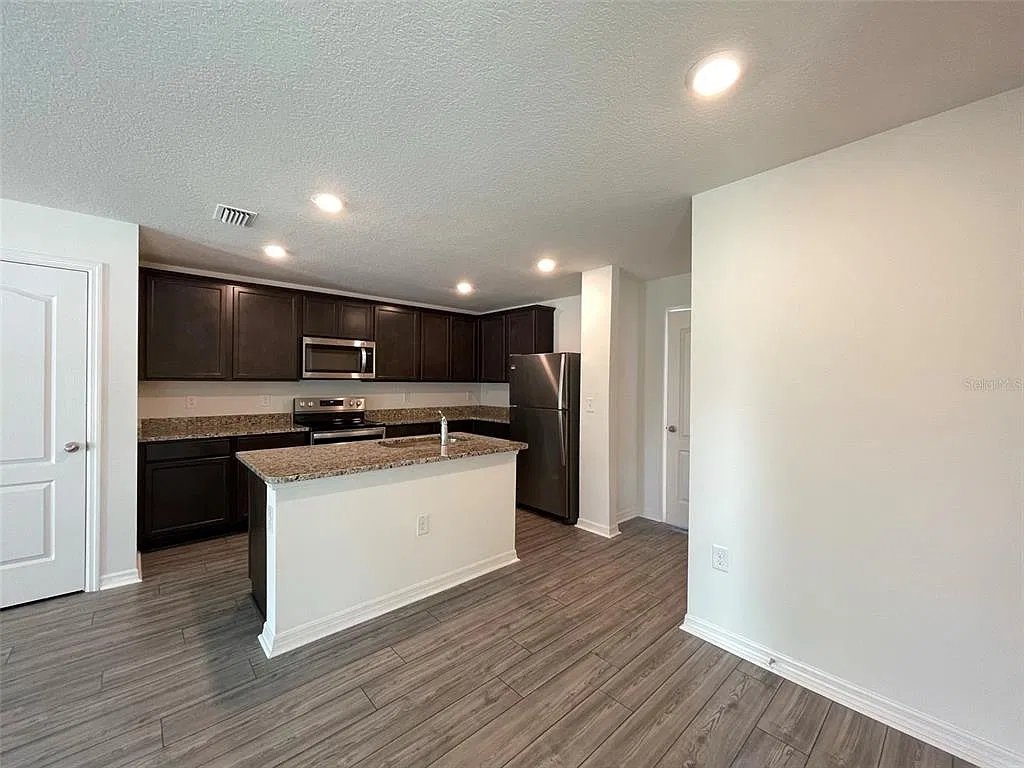 3 bed, 2.5 bath, 1817 sqft, $2,500 — Photo 3