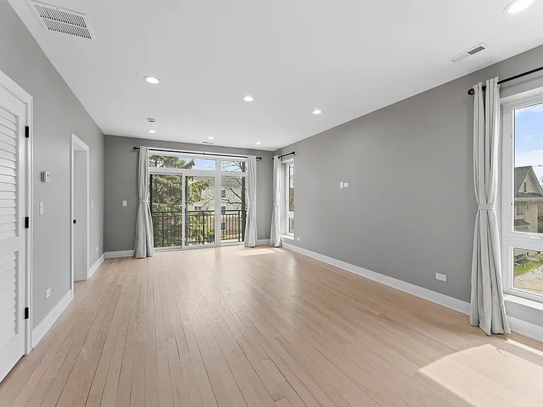 7428.5 N Rogers Ave #2E — Photo 3