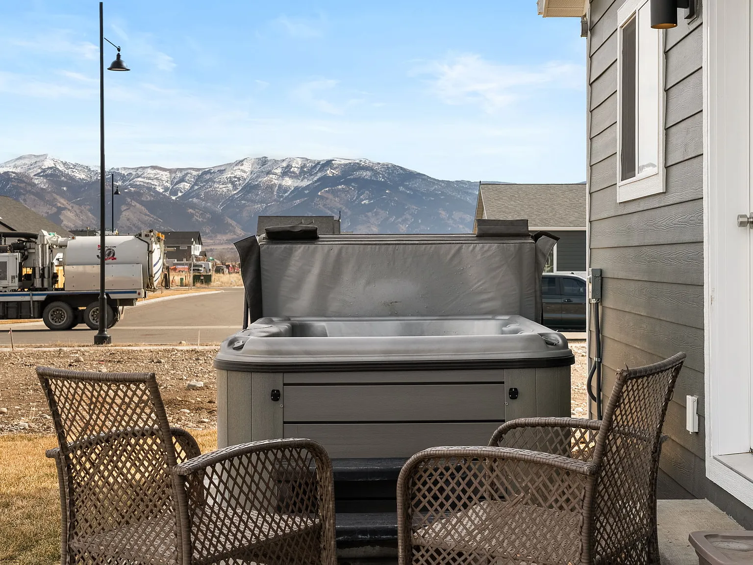 4 bed, 2200 sqft, $3,995 — Photo 4