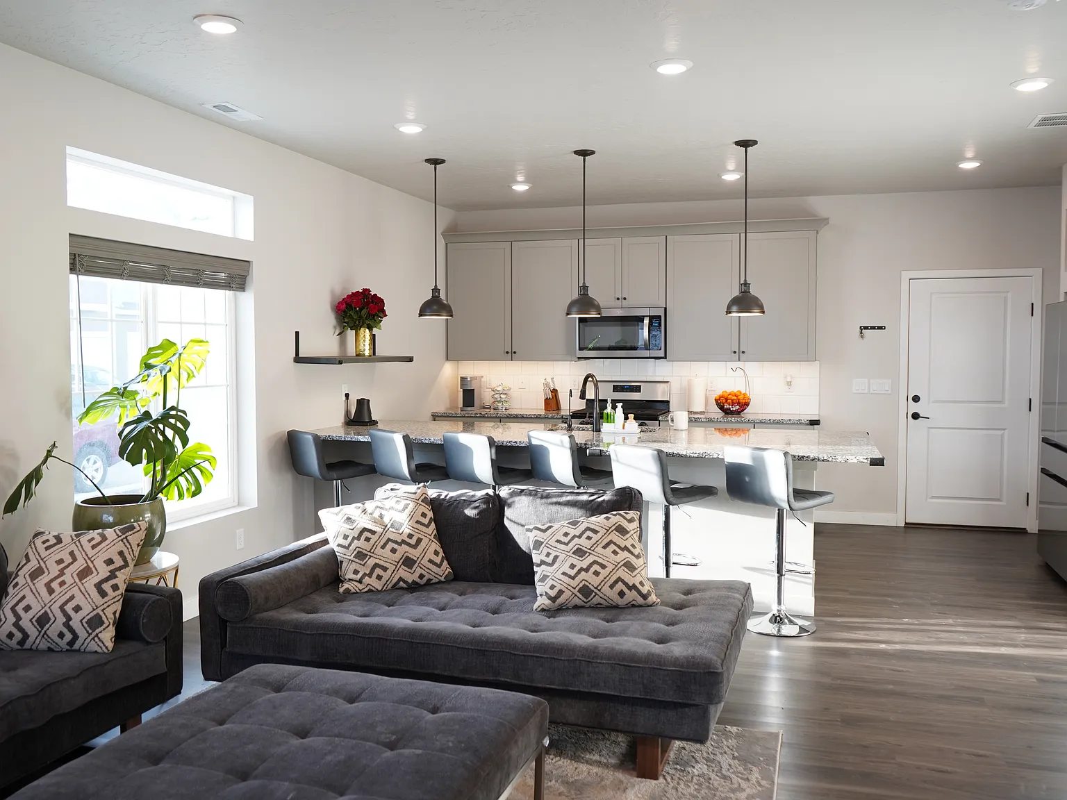 3 bed, 2.5 bath, 1453 sqft, $2,200 — Photo 3