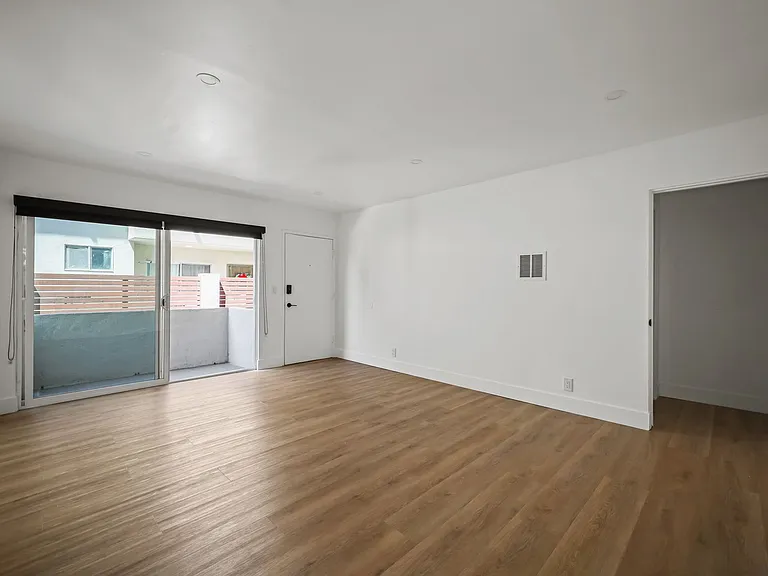 2034 S Garth Avenue Apartments — Photo 57