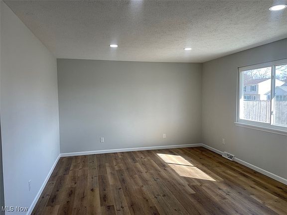 4th image of 32871 Edward Ave