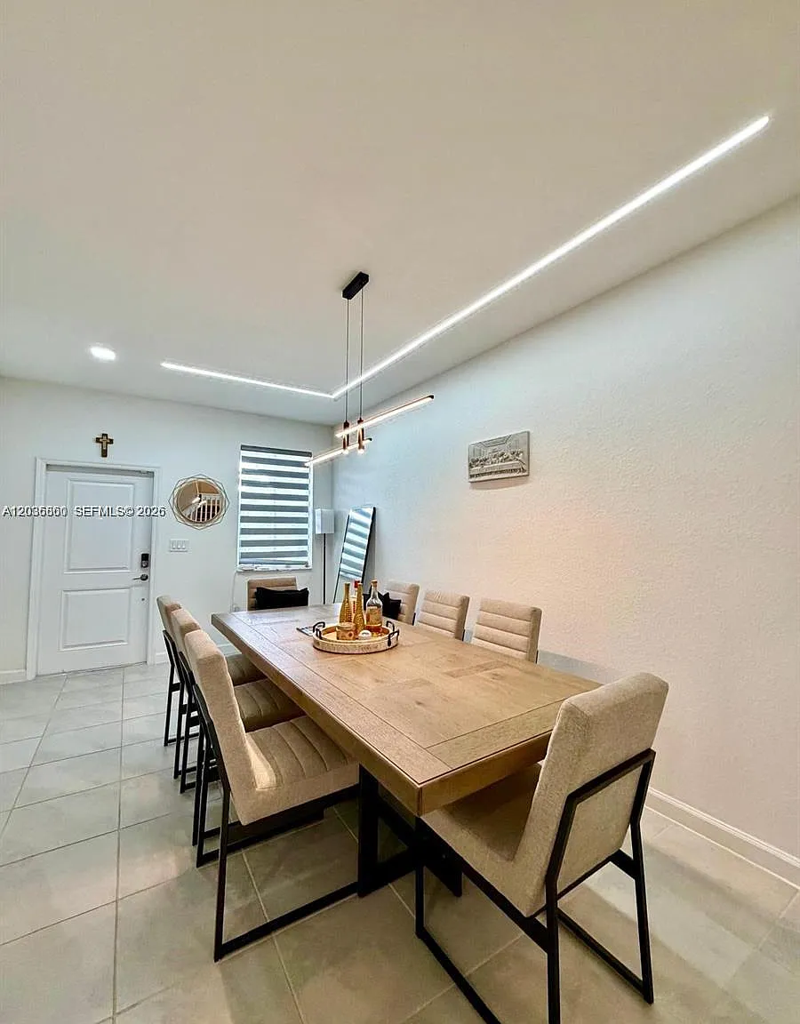 3 bed, 2.5 bath, 1695 sqft, $3,650 — Photo 3