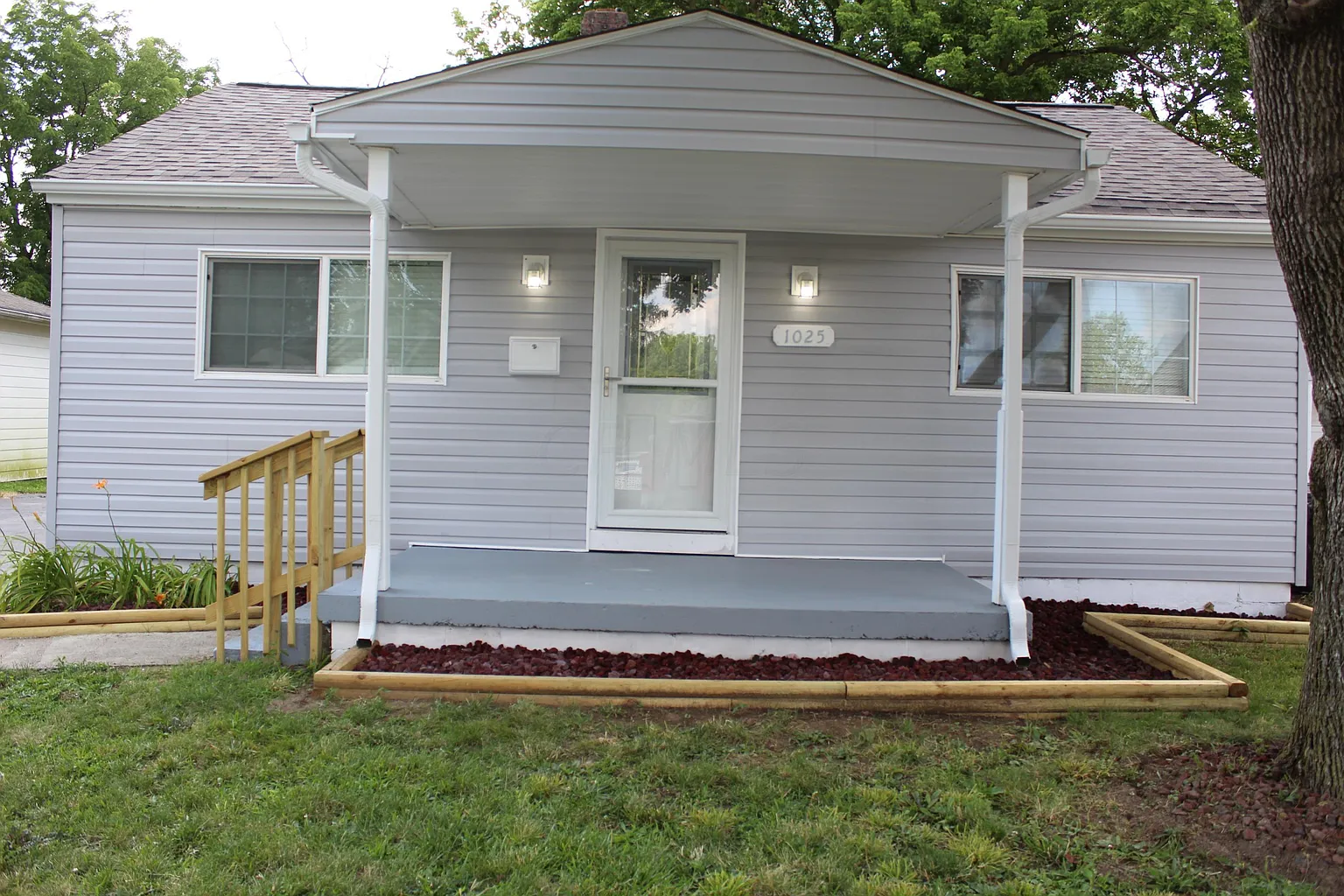 1025 Geneva Ave photo 1