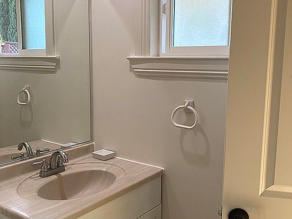 Master bath w shower