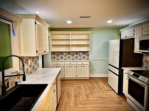 3rd image of 1423 Embassy Dr