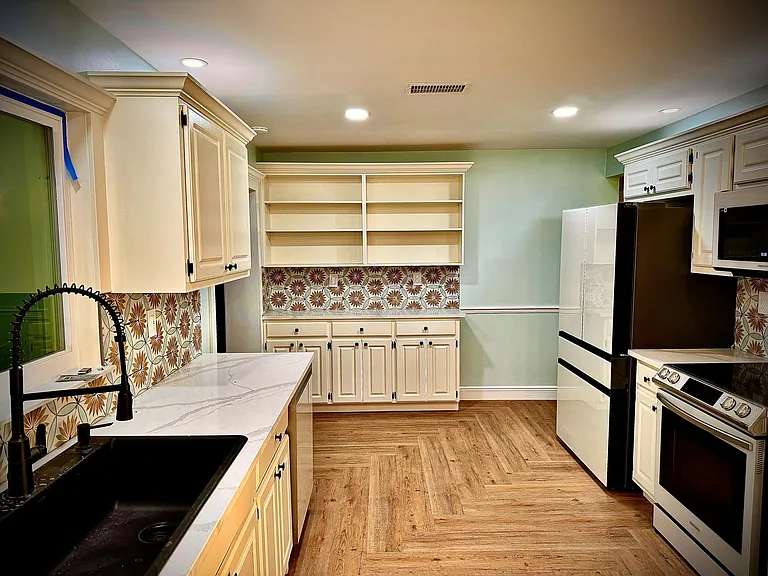 1423 Embassy Dr — Photo 3