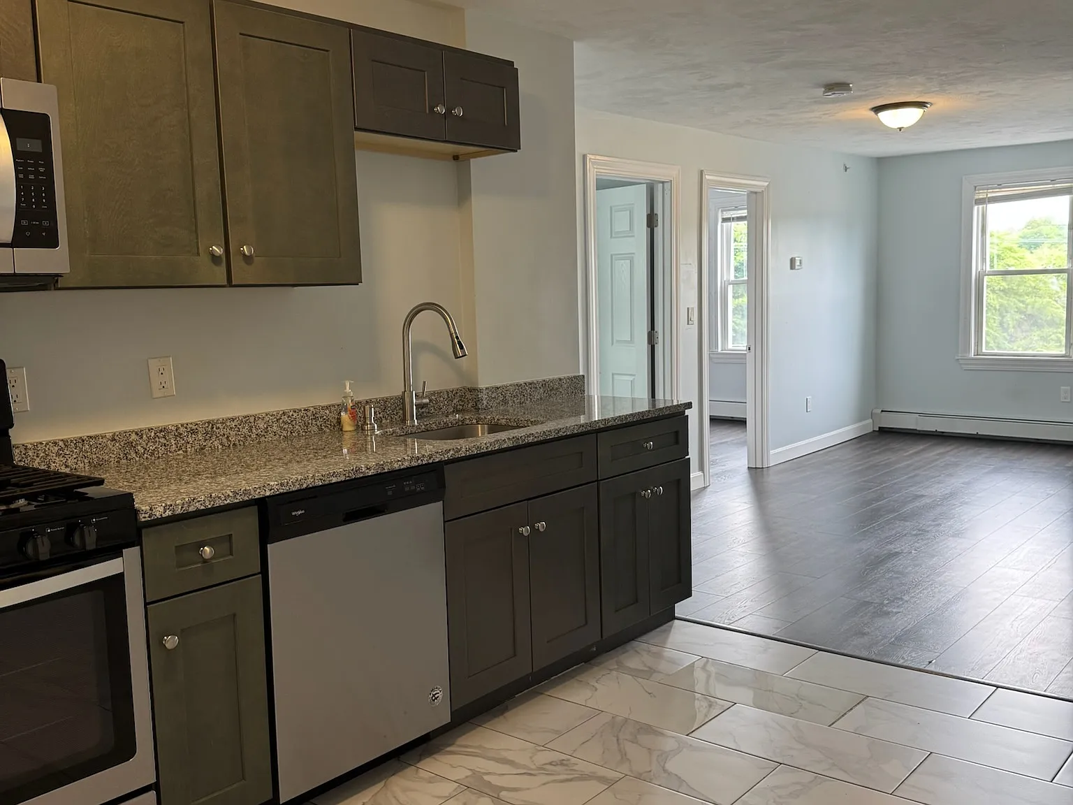 2 bed, 1000 sqft, $2,200 — Photo 3