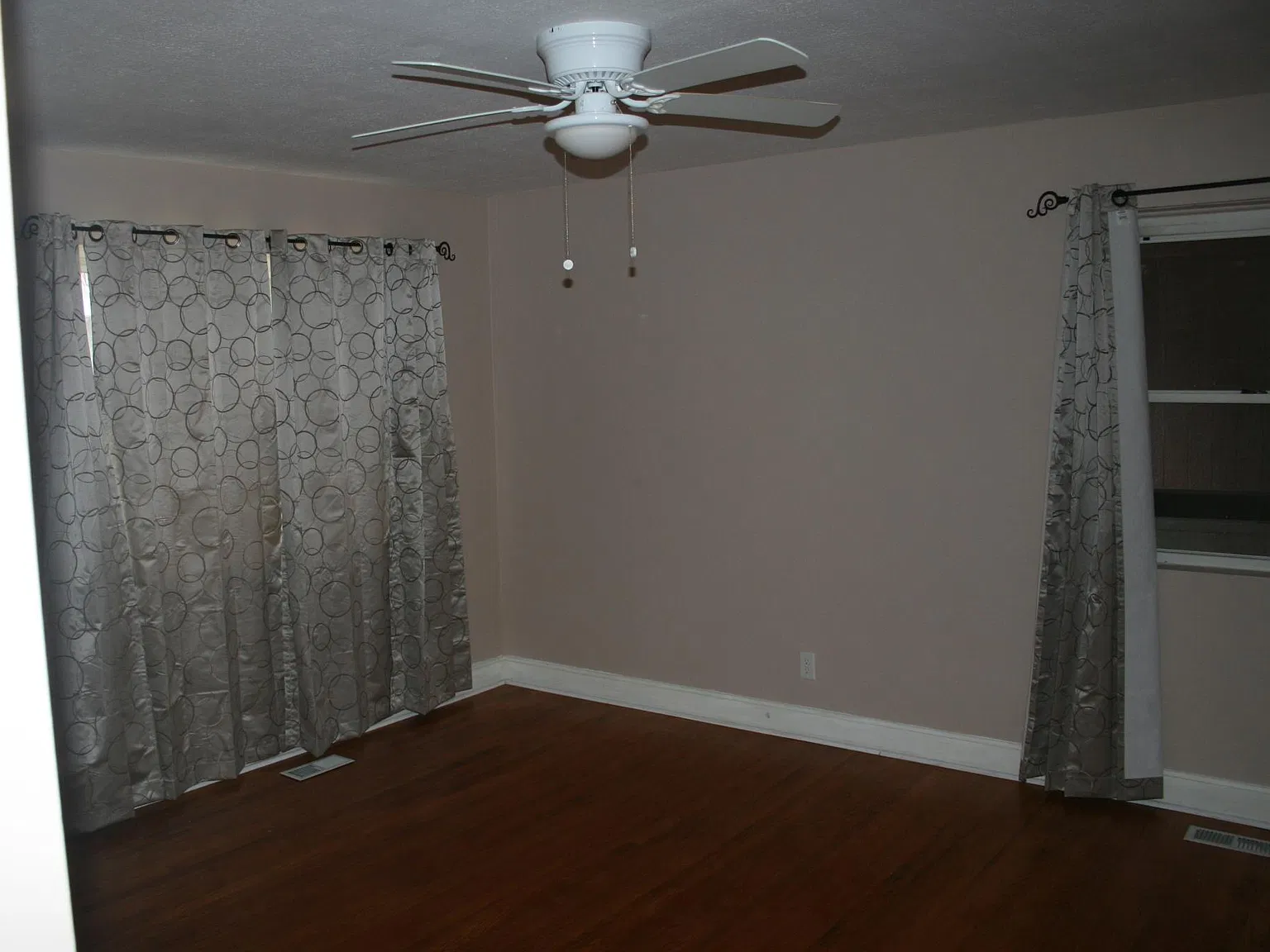 4 bed, 1.5 bath, 1490 sqft, $1,500 — Photo 2