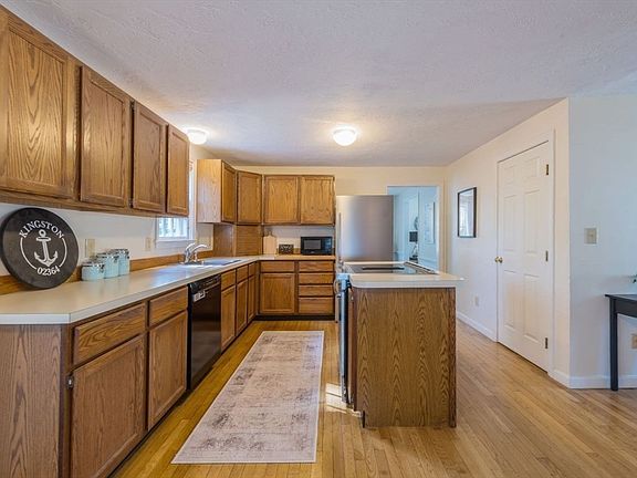 3rd image of 10 Pine Brook Dr