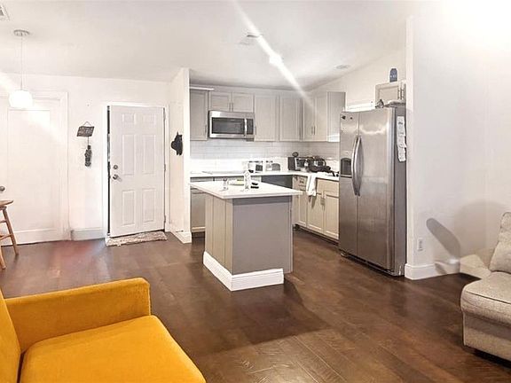 4th image of 5521 Sharon Ave