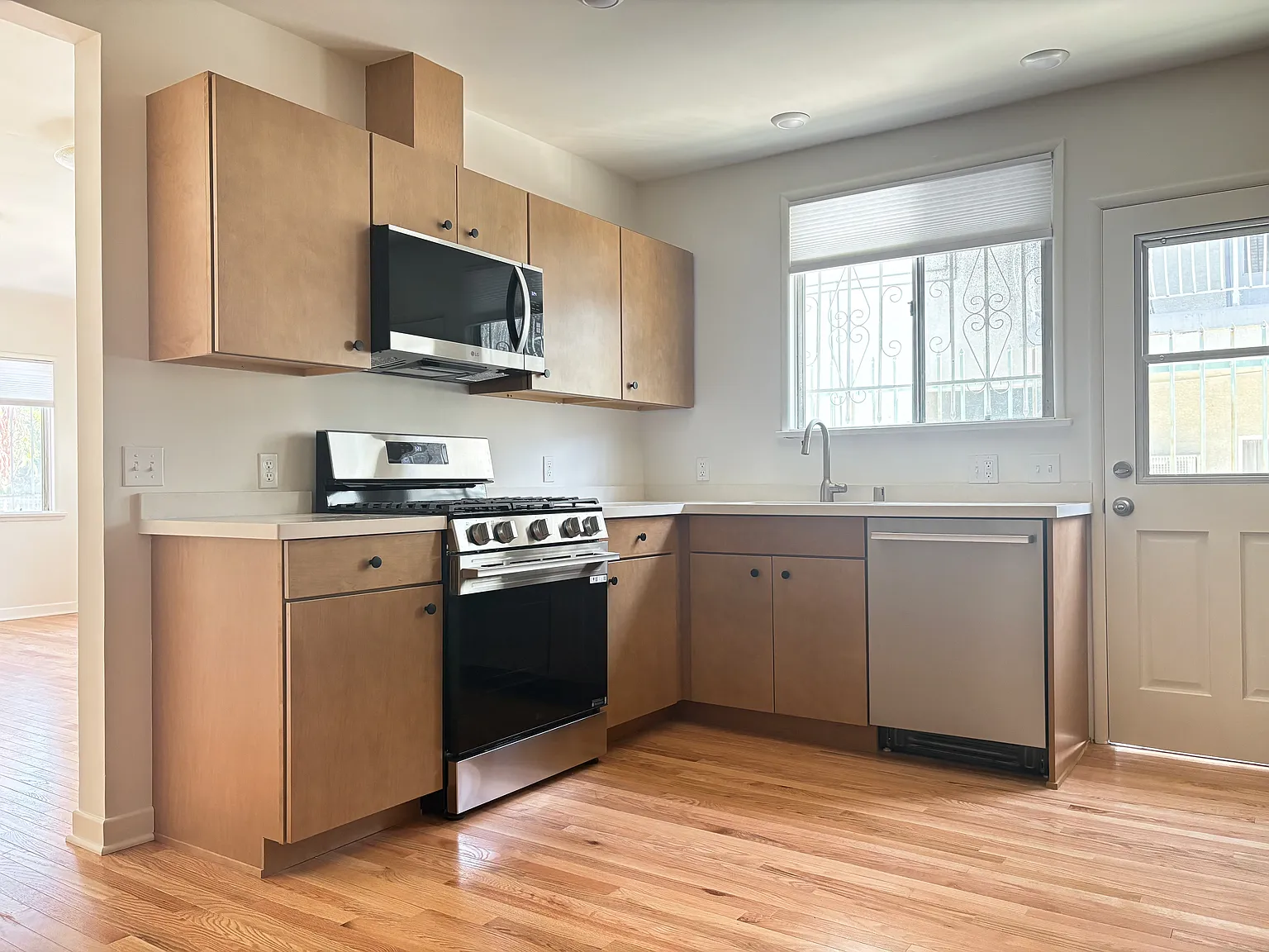 2 bed, 1000 sqft, $3,400 — Photo 4