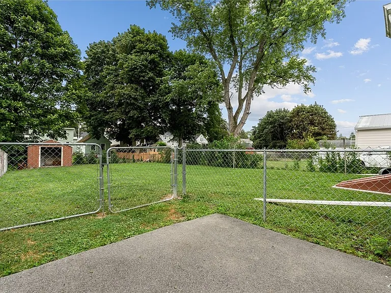 211 Windemere Rd — Photo 22