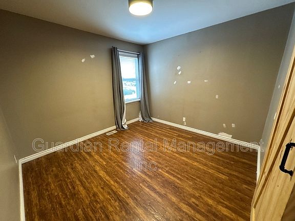 5th image of 478 Mary St E