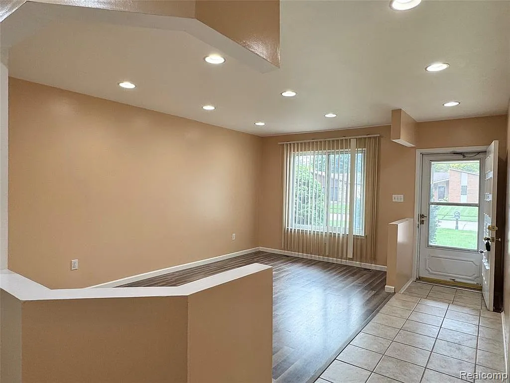 3 bed, 1.5 bath, 1945 sqft, $2,280 — Photo 2