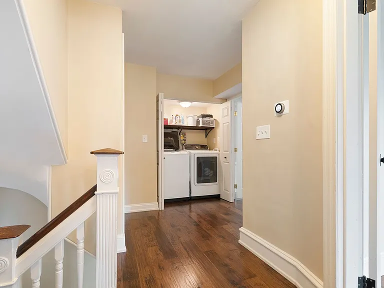 104 Rochelle Ave — Photo 6