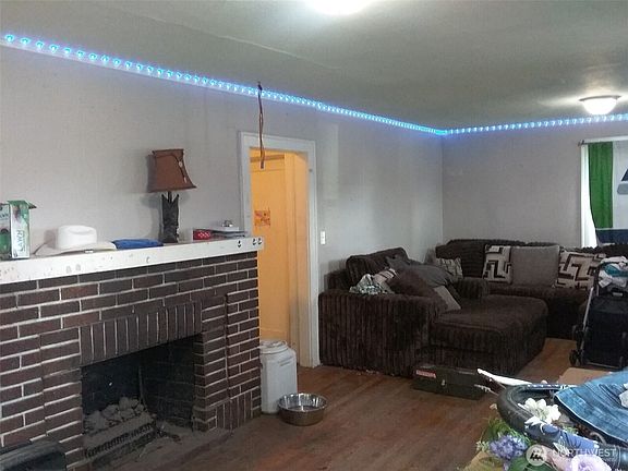 3rd image of 912 Okanogan Avenue